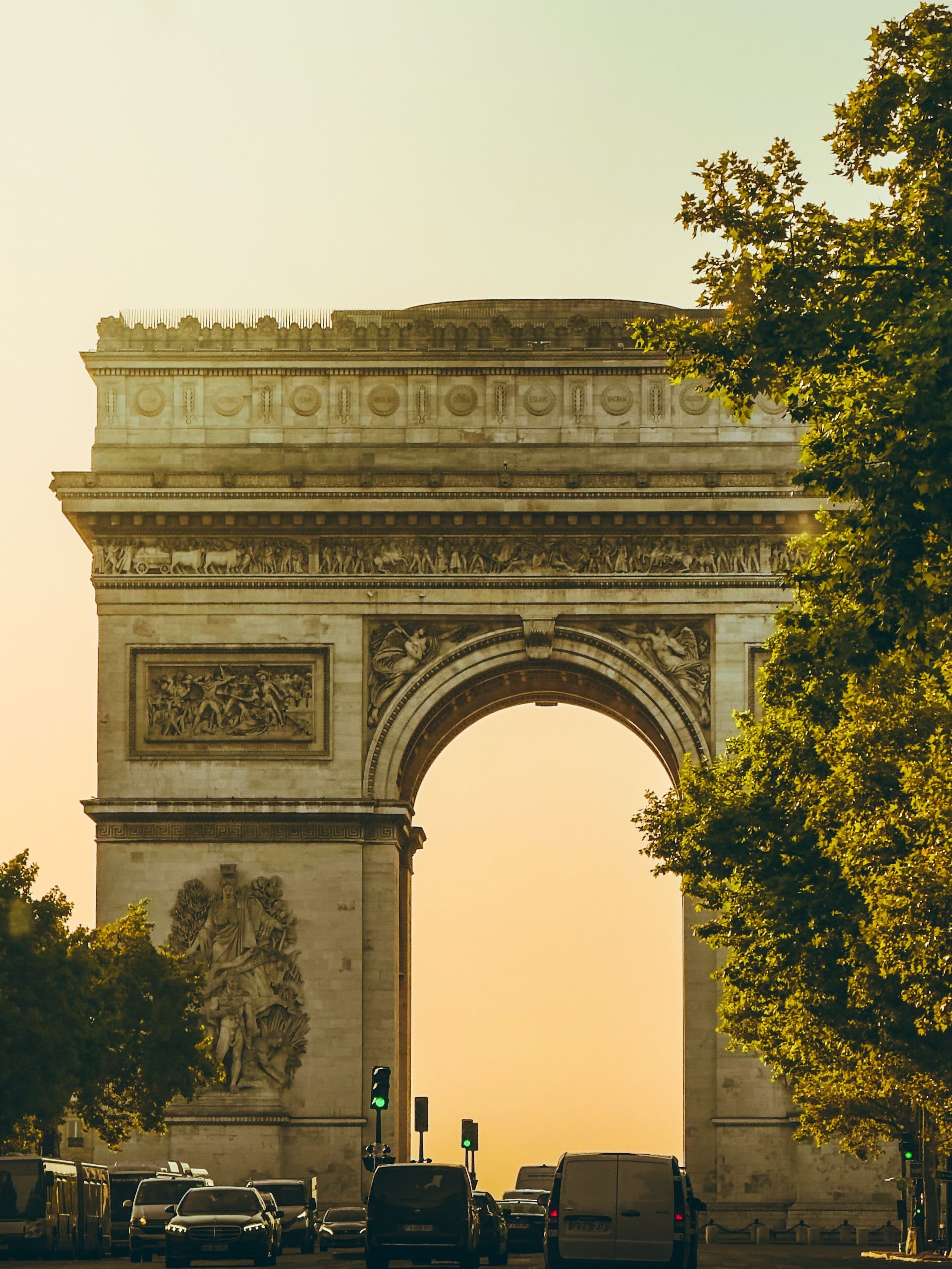 L’Arc de Triomphe au crépuscule, la circulation remontant l’avenue